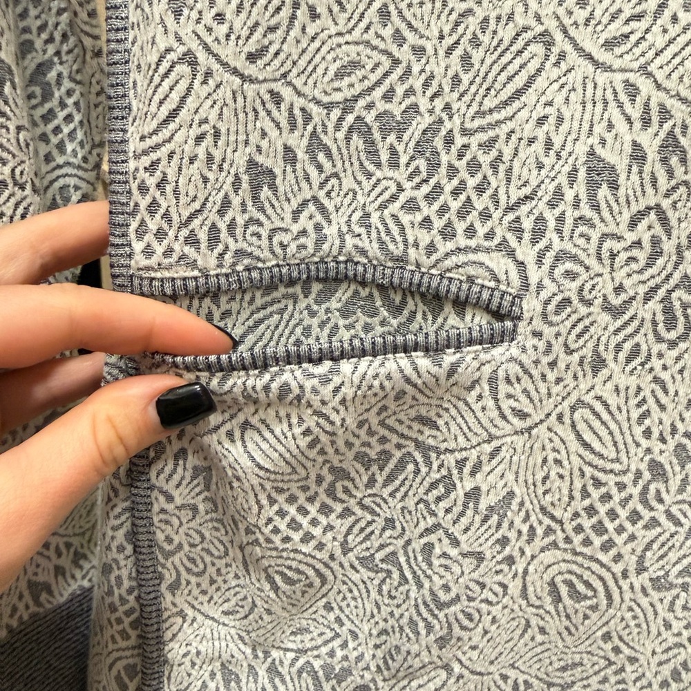 Bcbgeneration Gray Patterned Knit Top - image 3